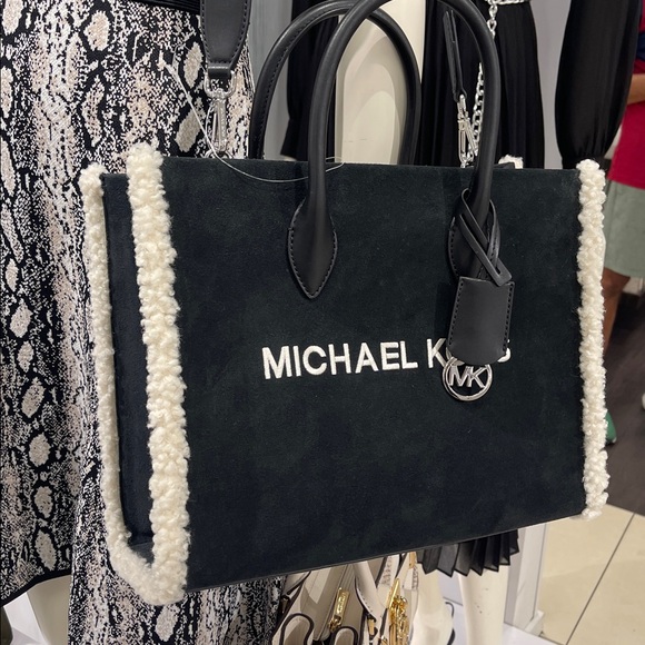 MICHAEL KORS Mirella Medium Suede and Faux Shearling Tote Bag
Black
NWT - Picture 13 of 15